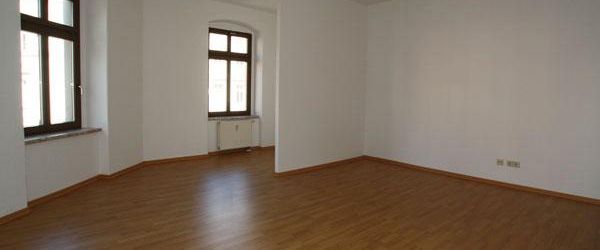 Großes Wohnzimmer mit Laminat und kleiner EBK - Foto 1