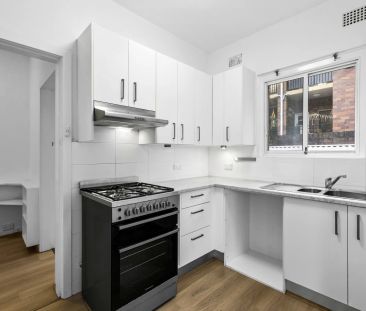 Light Modern One-Bedroom Apartment - Photo 2