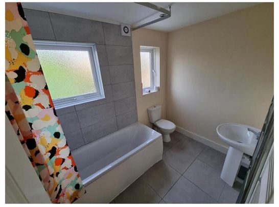 Room in a Shared House, Sellincourt Road, SW17 - Photo 1