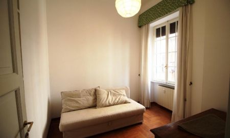 Parioli-Villa Borghese: Well restored 2 Bedroom, 2 bath, living, parquet, air conditioning, very bright and silent. Elegant period building with doorman, near park. center. Ref 1011 - Photo 4