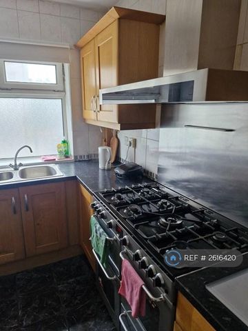 1 bedroom in a house share to rent - Photo 4