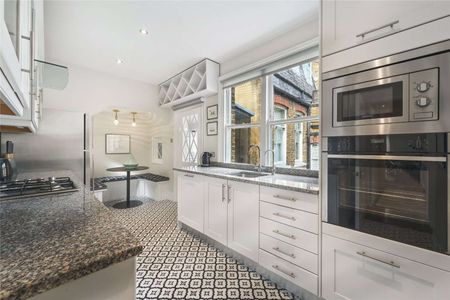 Stunning top floor lateral flat with lift, newly refurbished to a high standard. Approx. 1593 sq. ft. - Photo 2