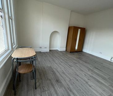 Studio Flat, Auckland Road, SE19 - Photo 1