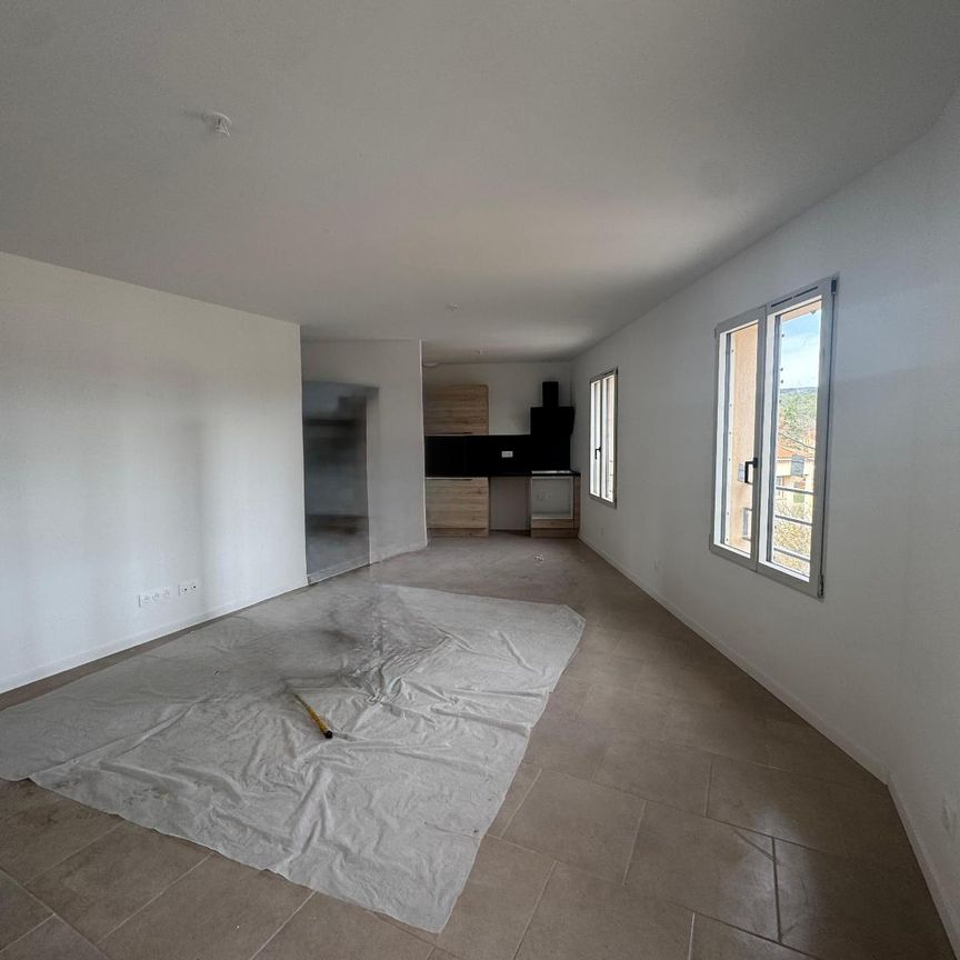 Location Appartement 2 pièces 45m² POURRIERES 83910 - Photo 1