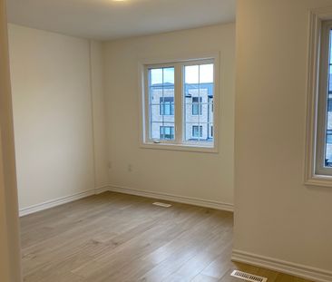 For Lease - 19 Pumpkin Corner Crescent, Barrie, Ontario - Photo 4