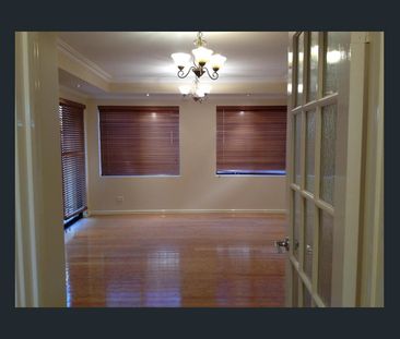 STUNNING THREE BEDROOM, TWO BATHROOM TOWNHOUSE! - Photo 2