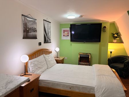 Room in a Shared Flat, Dean Street, W1D - Photo 4