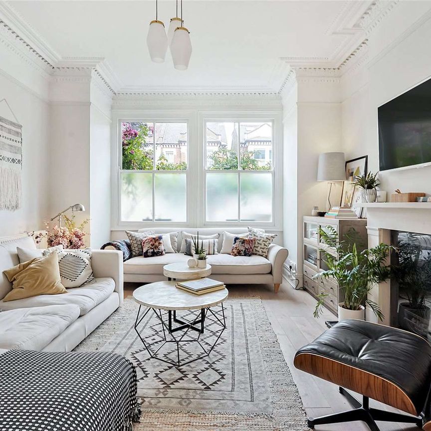 A beautifully presented five bedroom family home on a popular road in Wandsworth. - Photo 1