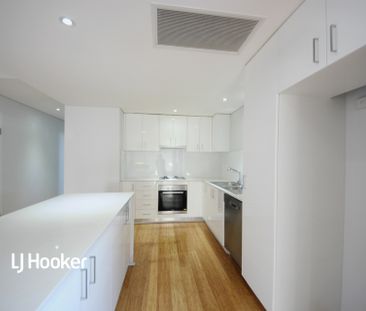 Light filled & Spacious Two Bedroom Apartment ! - Photo 1