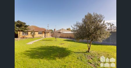 Centrally located three bedroom home - Photo 4