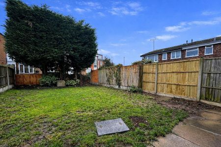 3 bedroom semi-detached house to rent - Photo 3