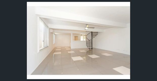 SPACIOUS & STYLISH FAMILY HOME IN THE HEART OF WANDAL - Photo 1