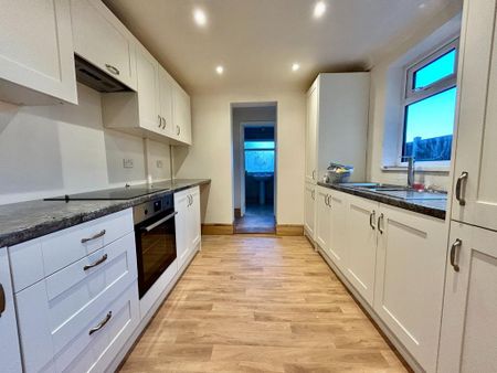 3 bedroom semi-detached house to rent - Photo 2