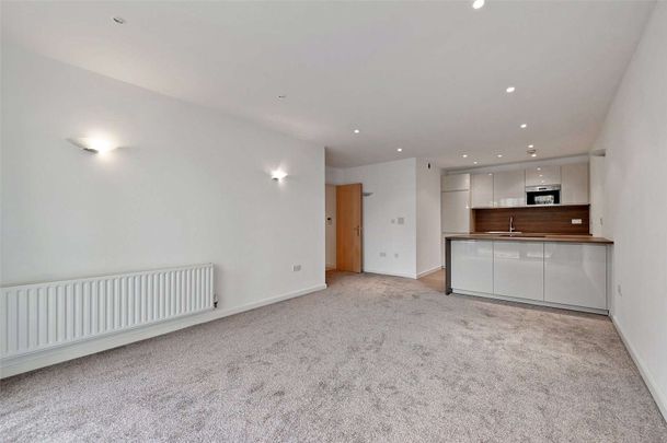 Stunning Ground Floor Apartment with large terrace and parking. - Photo 1