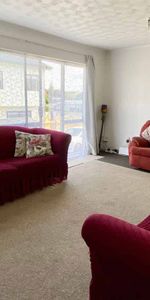 Cute and cozy 2 bed with parking - Photo 4
