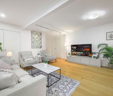 Stunning Three-Bedroom Semi House Located Just Minutes Away From Ch... - Photo 1