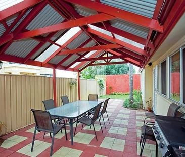 3 Bedroom 1 Bathroom House in Bedford - Photo 4