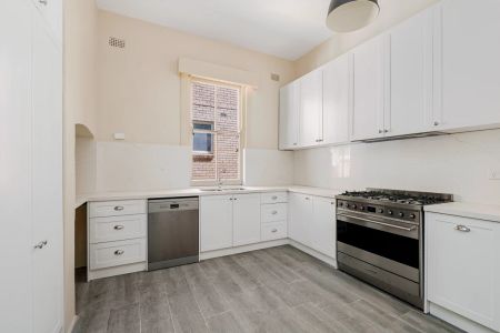 3Bedrooms, 2Bathrooms - Photo 2