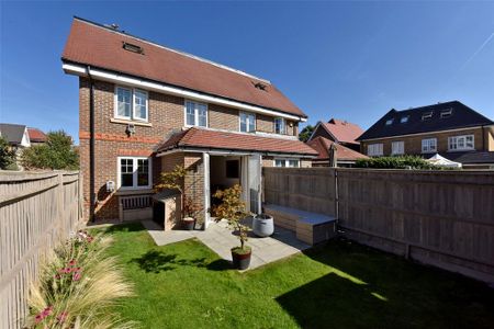4 bedroom semi-detached house to rent - Photo 4