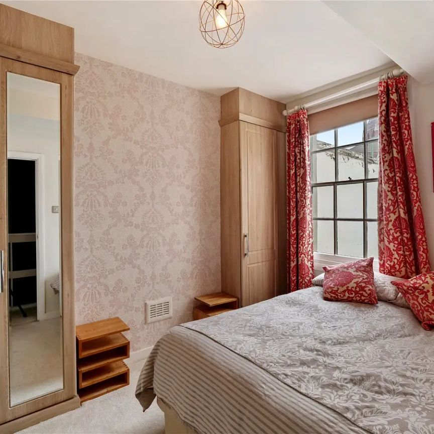 2 bedroom house in London - Photo 1