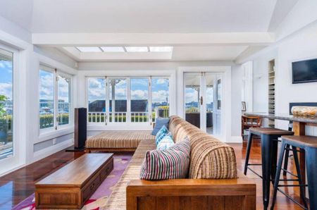 Beautifully Presented Character Family Home - Photo 4