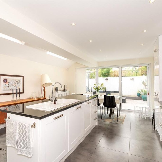 4 bedroom end of terrace house to rent - Photo 1