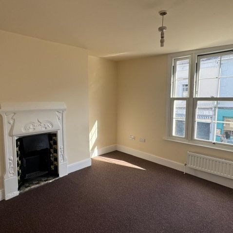 4 bedroom flat to let - Photo 1