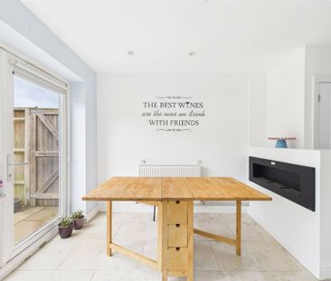 3 bedroom House in Merrifield Close, Reading - Photo 4