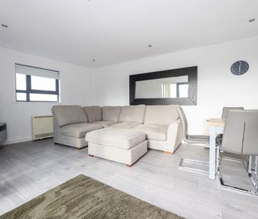 2 bedroom penthouse to rent - Photo 4