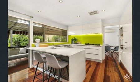 Create LisFOR RENT â Spacious Double Brick Family Home with Pool & Dual Living Potential! - Photo 4