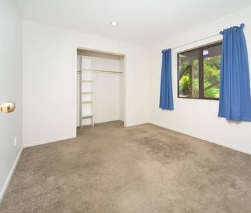 Spacious 5BR Family Haven with Deck & Garden - Photo 1