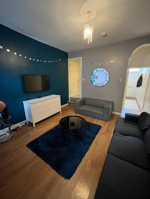 4 bedroom flat to rent - Photo 1