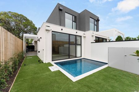 Contemporary Family Luxury in a Beautiful Leafy Setting - Photo 2