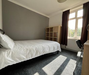 4 bedroom semi-detached house to rent - Photo 3