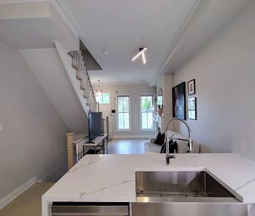 Spacious 3 Bed, 2 Bath Corner Suite with Private Garden and Fireplace - Photo 1