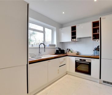 3 bedroom end of terrace house to rent - Photo 2