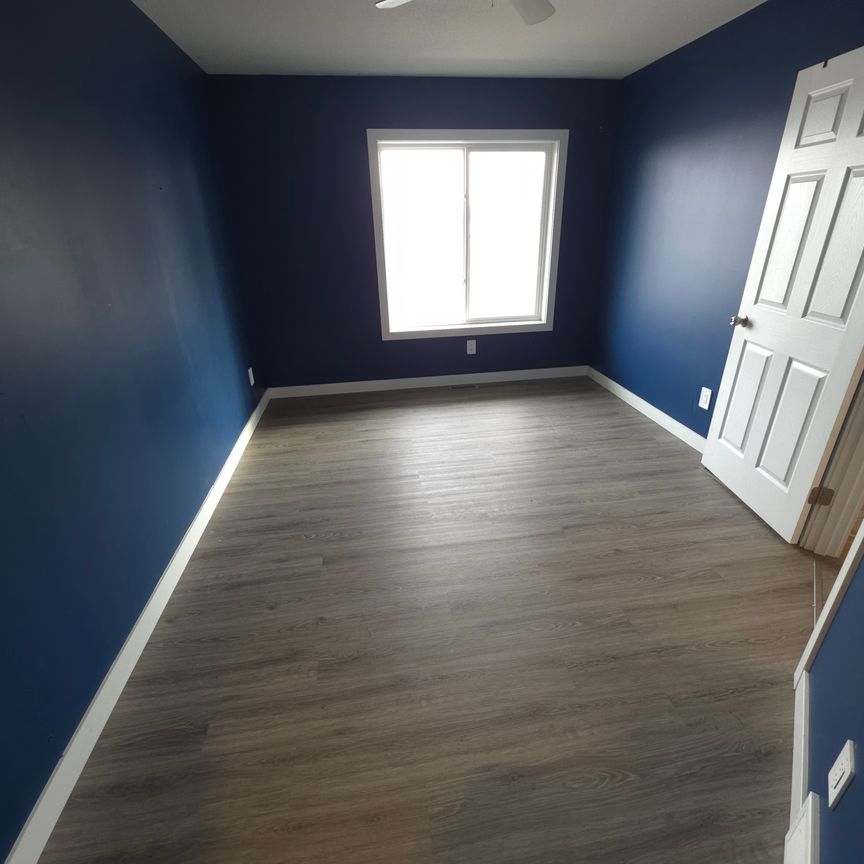 Beautiful and Modern 3 Bed 4plex in Blackfalds, Small Pet Friendly! - Photo 1