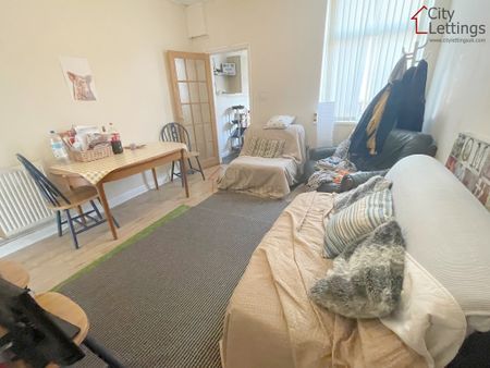 4 Bedroom Mid Terraced House - Photo 2