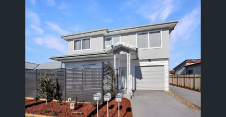 As New Townhouse in Prime Location! - Photo 2