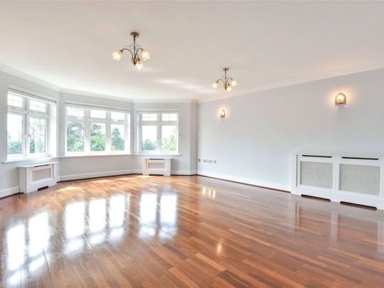 A spacious and well-presented apartment with secure parking, ideally situated for Sevenoaks town centre and mainline station. - Photo 1