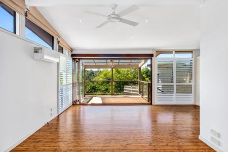 LIGHT-FILLED FAMILY RETREAT OFFERING SPACE AND CONVENIENCE - Photo 2