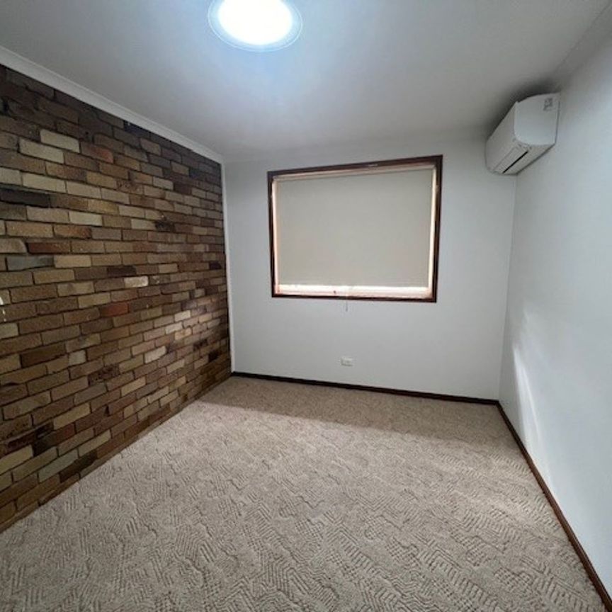 Central East Tamworth location stone throw to the CBD - Photo 1