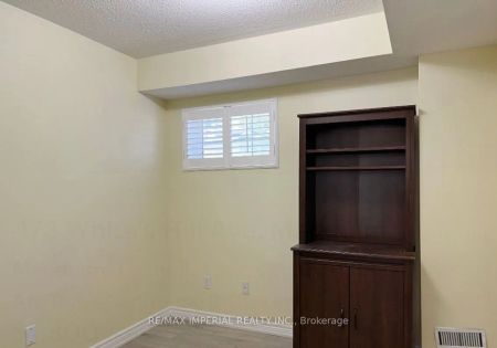 Property For Lease | N9261713 - Photo 4