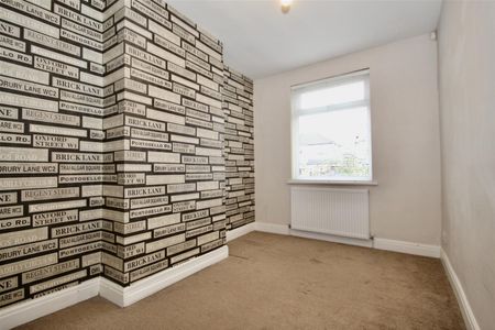 Granton Avenue, Upminster - Photo 2