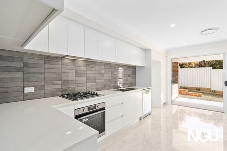 Elegant Townhouse Offering Comfort, Space & Prime Location! - Photo 2