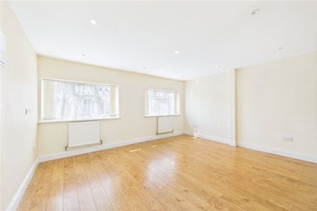 4 bedroom House in Acacia Avenue, Owlsmoor - Photo 3
