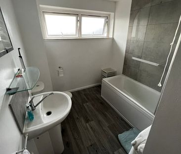 Room in a Shared Flat, Hanford Close, SW18 - Photo 2