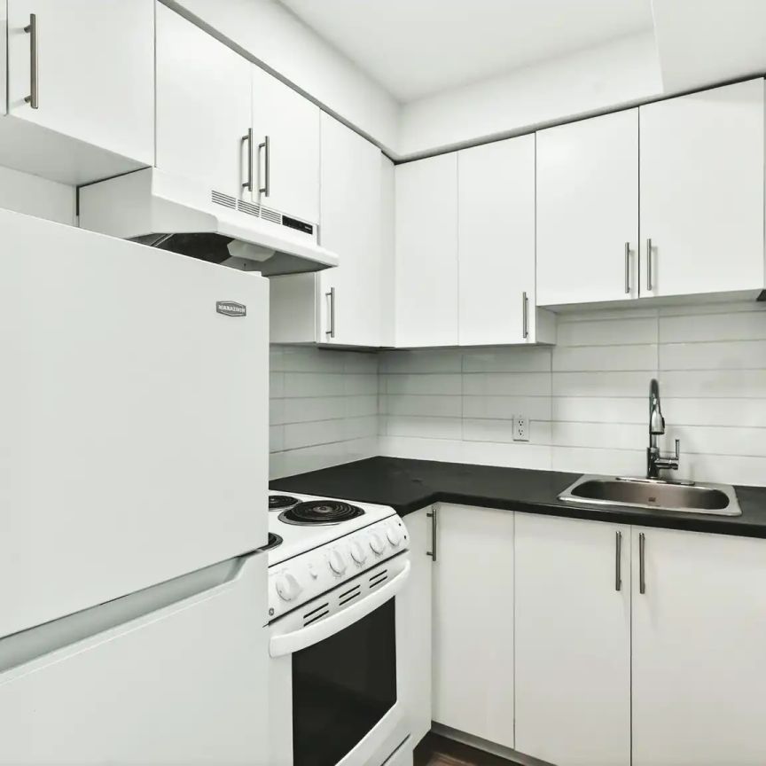 Domaine Choisy — Classic 1 Bedroom + Den - Photo 1