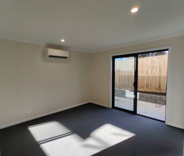 Stylish Townhouse in the heart of Lilydale - Photo 6
