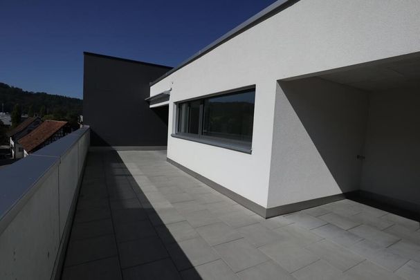 Moderne Attikawohnung mit grosser Terrasse - Photo 1